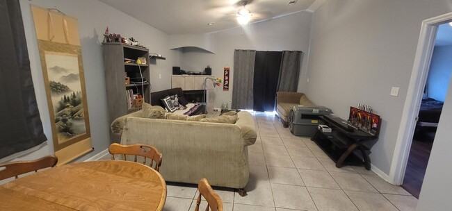 Building Photo - MODERN 3/2 w/ Garage, Fenced Yard, Washer/...