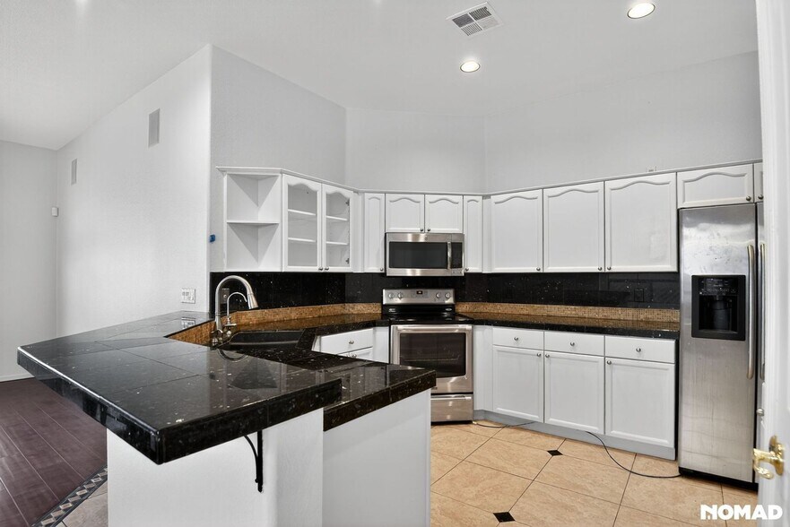 Building Photo - 971 N Santa Anna Pl