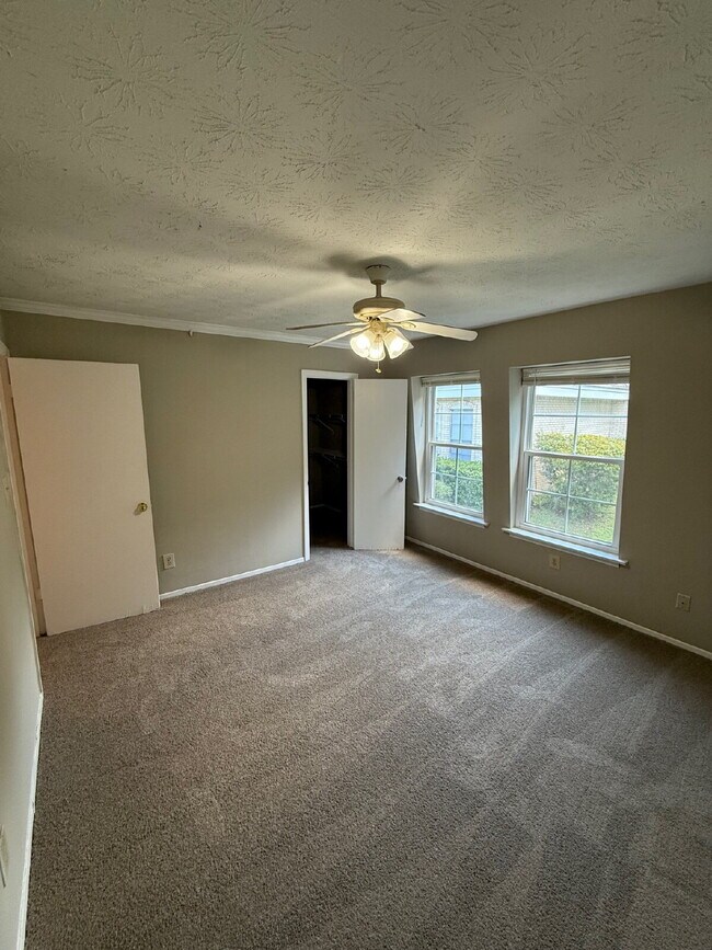 Building Photo - Oversized 1 Bedroom Upstairs Apartment For Rent!