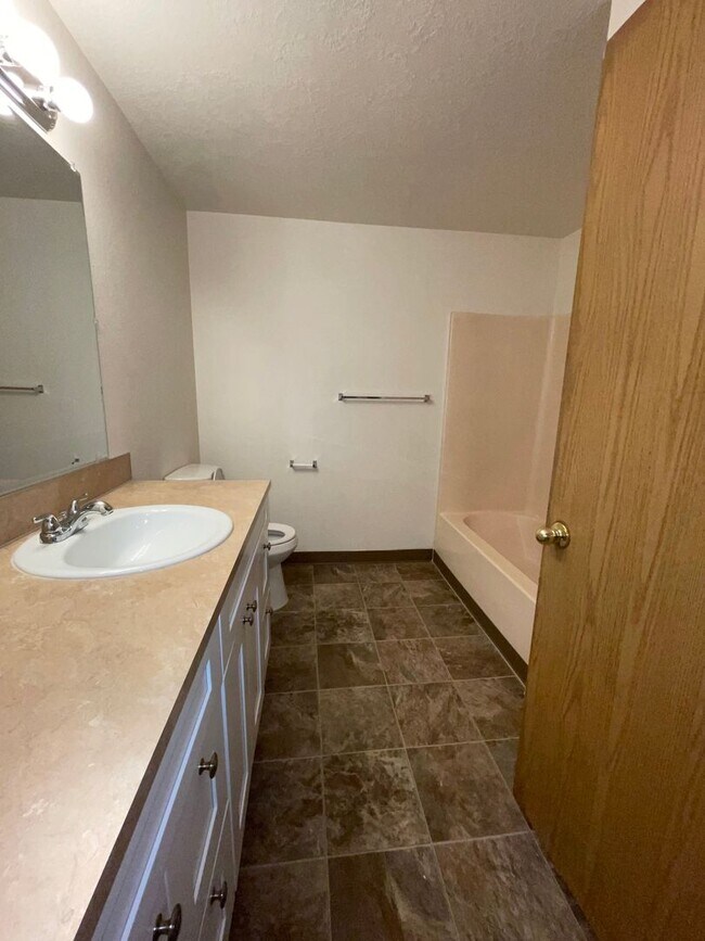 Building Photo - Rent Special: 1/2 Off June's Rent!! Ground Level Unit