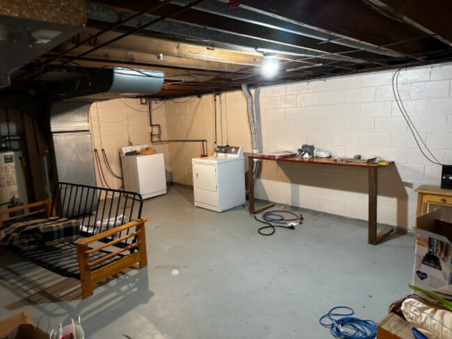 Building Photo - 2168 Meadowlawn Dr