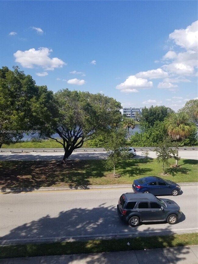 Building Photo - 9150 Fontainebleau Blvd