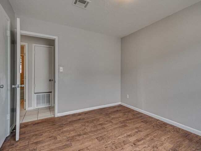Building Photo - Charming Home in OKC + 4 bedrooms