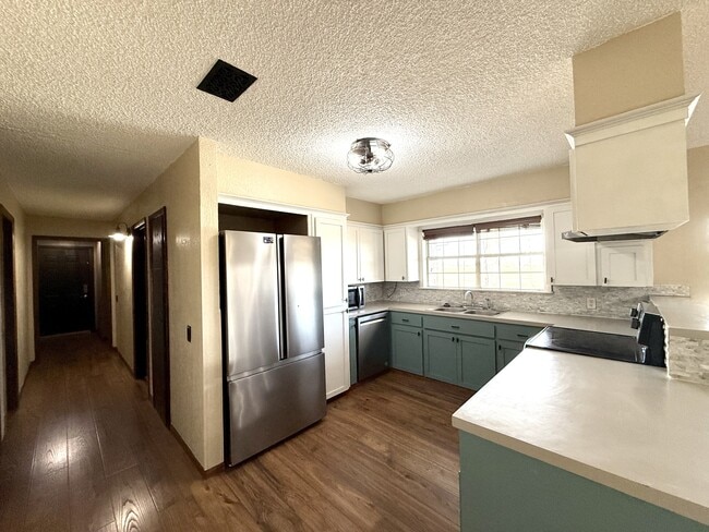 Building Photo - 1654 Ponderosa Rd