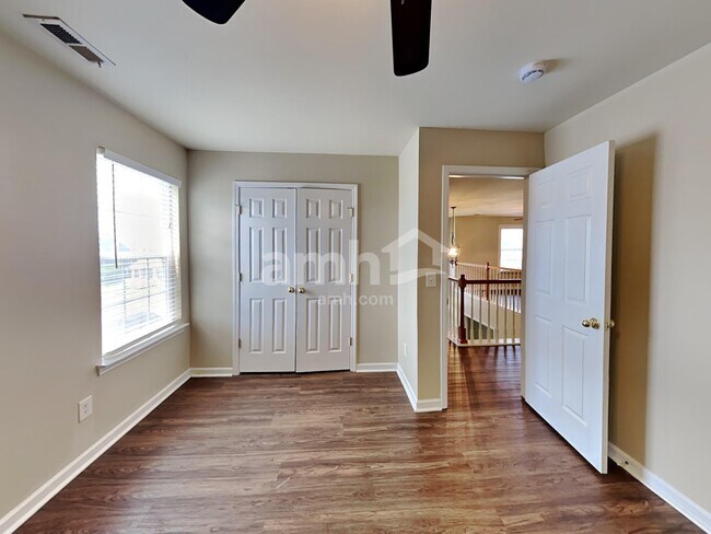 Building Photo - 1007 Vanguard Dr