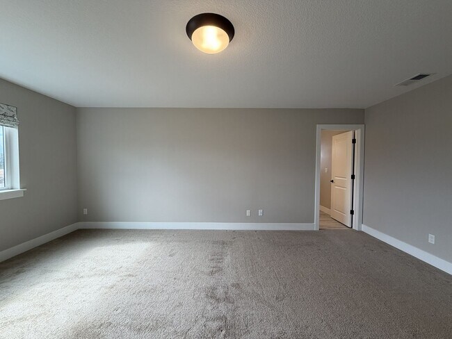 Building Photo - 12425 SW Silvertip St