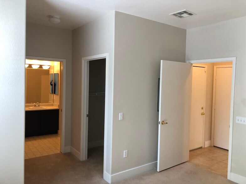Building Photo - 720 Peachy Canyon Cir