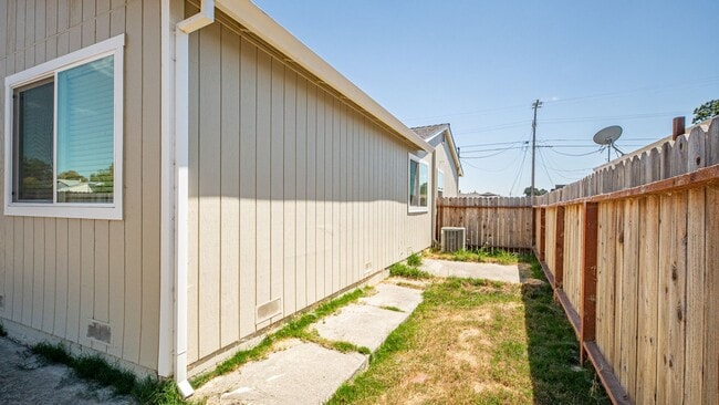 Building Photo - For Rent: Beautifully Updated 3-Bedroom Ho...