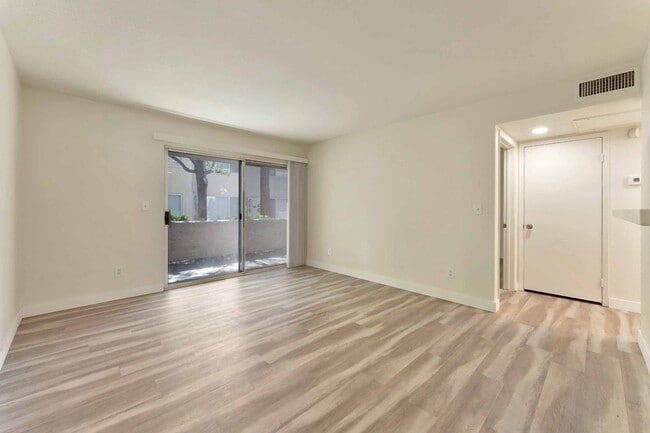 Building Photo - Cozy Ground Floor Condo!