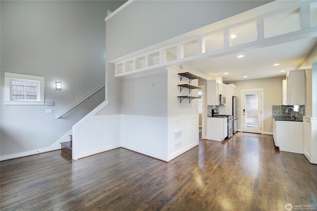 Building Photo - 2Bd/1.75Ba Seattle Home