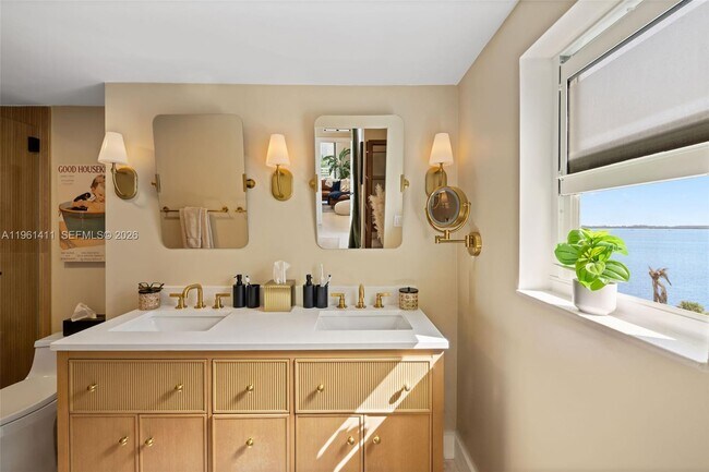 Building Photo - 1402 Brickell Bay Dr