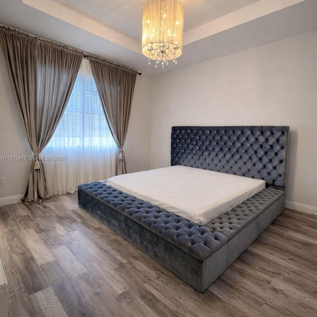 Building Photo - 829 NE 191st St