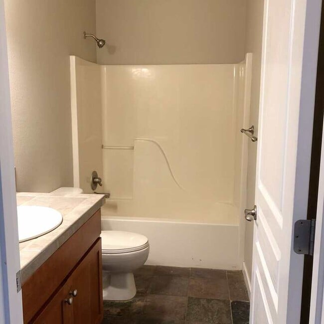 Building Photo - 1445 Highland Vw