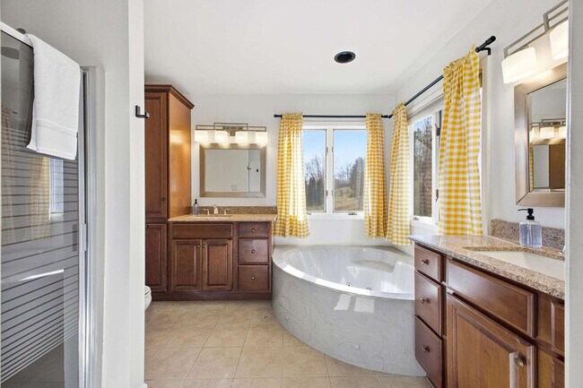 Building Photo - 12 Apple Tree Way