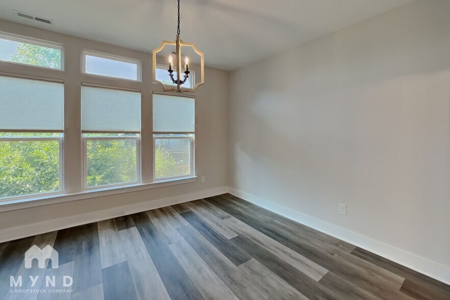 Building Photo - 586 W End Dr