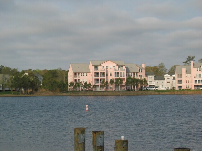 Building Photo - 7712 Yacht Club Dr