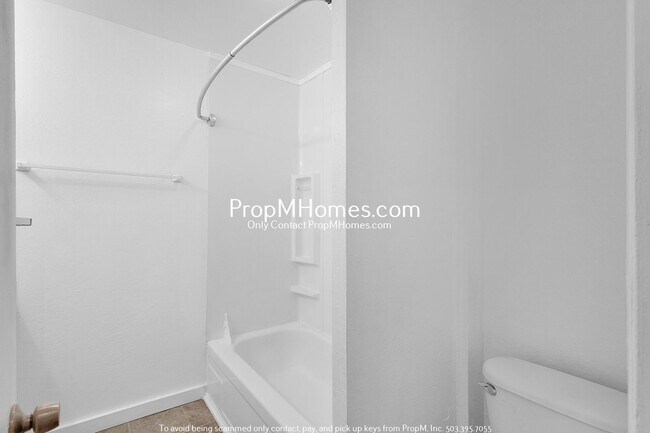 Building Photo - Freshly Renovated 2-Bedroom Apartment in C...
