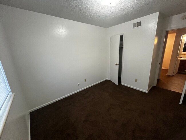 Building Photo - 1415 W Maple Ave