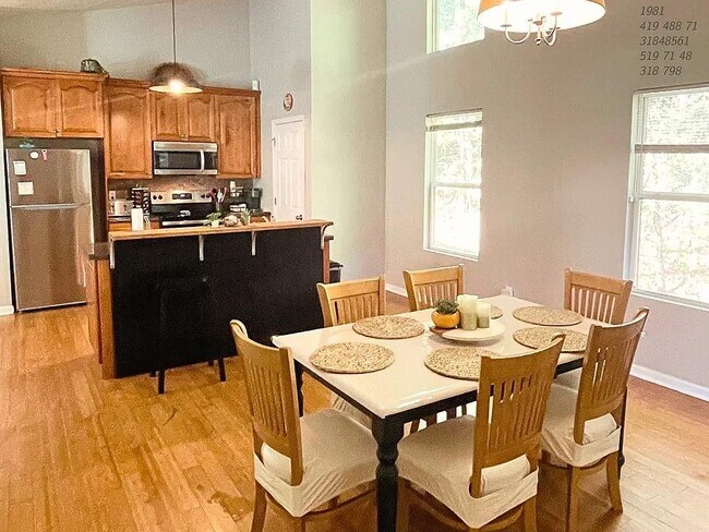 Building Photo - 837 Forrest Cir SE