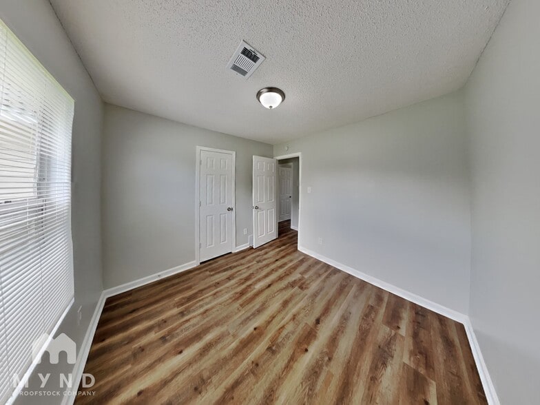 Building Photo - 4271 Wagon Trail Cove