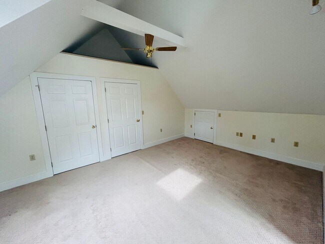 Building Photo - Beautiful 4 Bed/2.5 Bath Condo Available Now in Portsmouth NH |