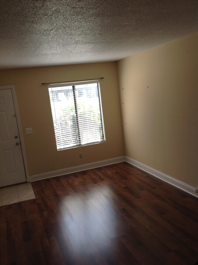 Building Photo - 323 Beverly St