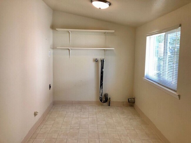 Building Photo - Charming 2 bedroom, 1.5 bath home near Sutter Street