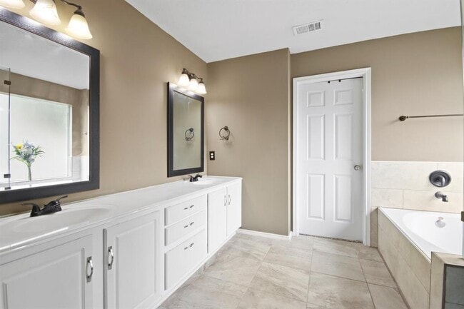 Building Photo - 18609 Woodbreeze Dr