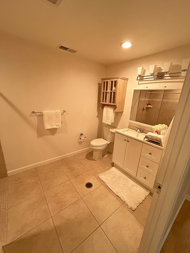 Building Photo - Stunning 4-bedroom, 2-bathroom home