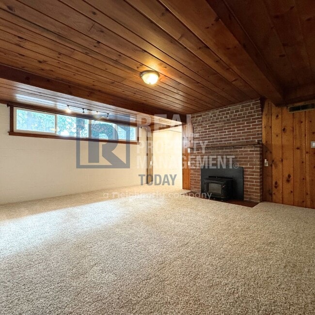 Building Photo - Charming 3 Bedroom Move In Ready!