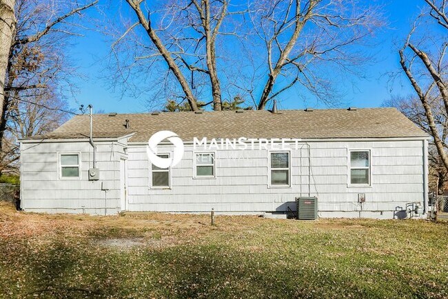Building Photo - 3 Bedroom Pet-Friendly Home in OVERLAND PA...