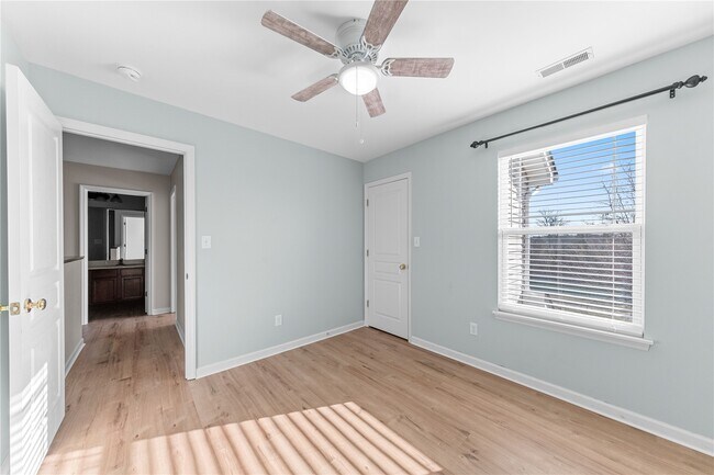 Building Photo - 467 Parkgate Dr