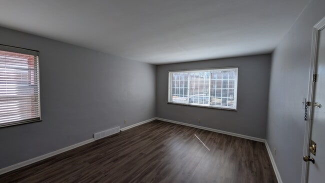 Building Photo - 5825 Sunshine Dr