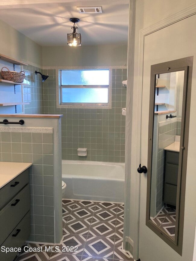 Building Photo - 711 Walnut Dr