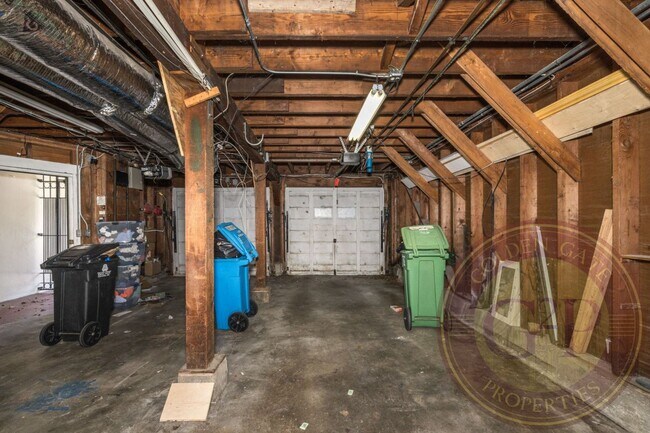 Building Photo - Collingwood Street - 450-452