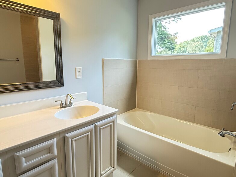 Master Bathroom - 2637 Semmes St