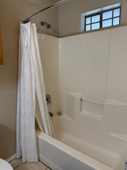 Unit D - 302 W Amy Dr