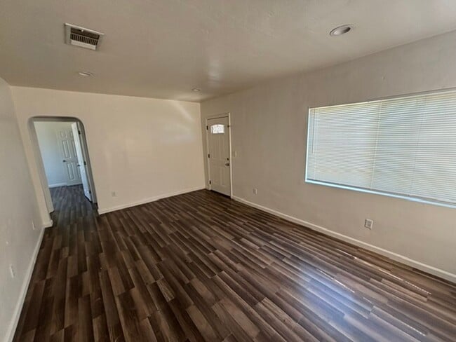Building Photo - Charming 2 Bedroom, 1 Bathroom Home with Garage & Large Backyard – Available Now!