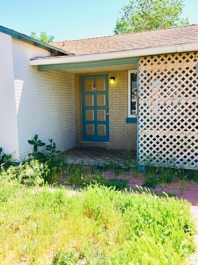 Building Photo - 502 Los Arboles Ave NW