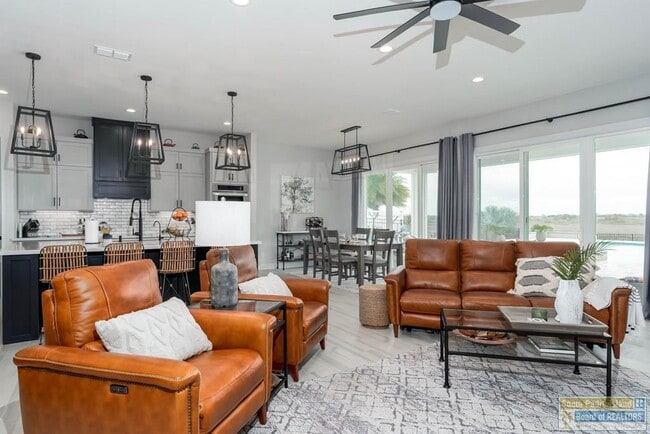 Building Photo - 100 Torrey Pines Dr