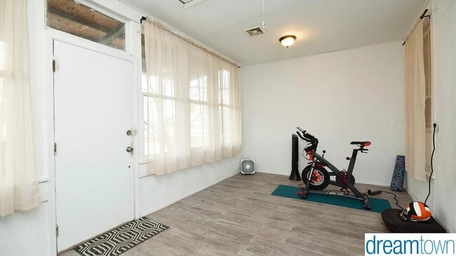 Building Photo - 2524 W Palmer St