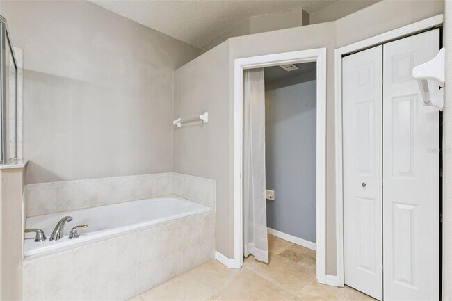 Building Photo - 237 Strathmore Cir