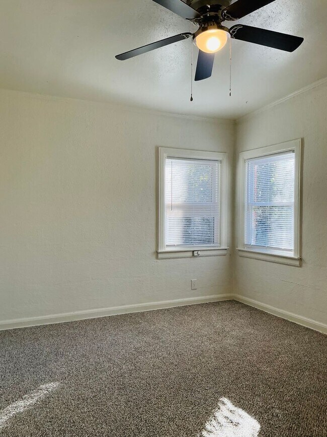 Building Photo - Available Now! *App Fees Waived for February!* 2 bedroom/1 bathroom updated home in Normaltown Av...