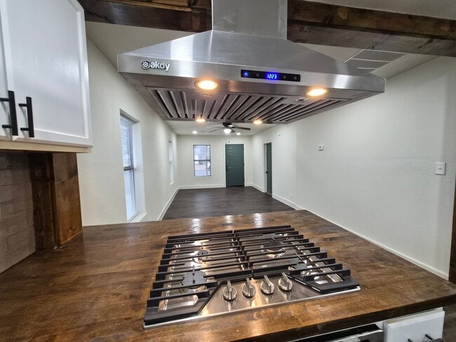 Building Photo - This beautifully updated 2-bedroom, 2-bath rental features modern updates throughout.