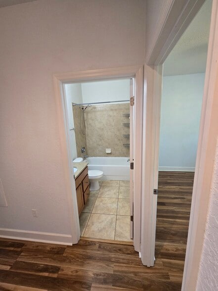Building Photo - 2508 SW 35th Pl