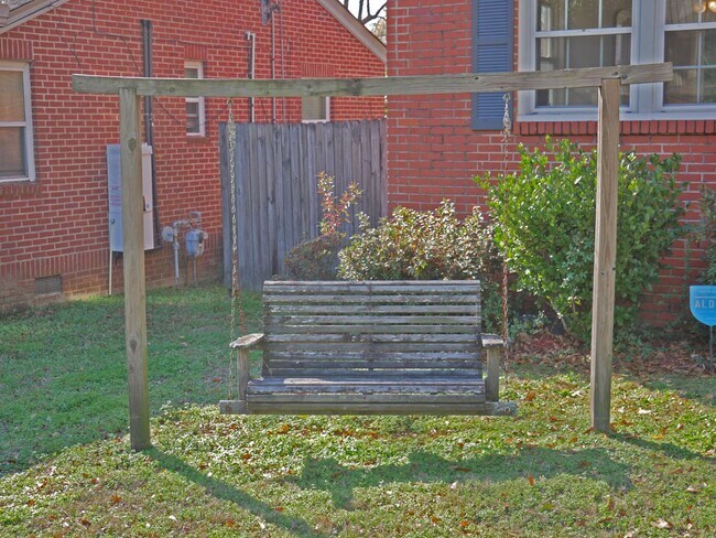 Building Photo - AVAILABLE NOW!!!