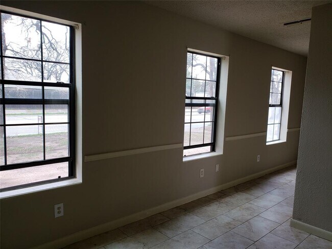 Building Photo - 1410 N O'Connor Rd