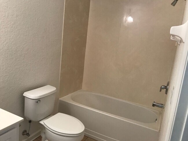 Building Photo - Beautiful 2 bed 2 bath Townhome in Gated Community