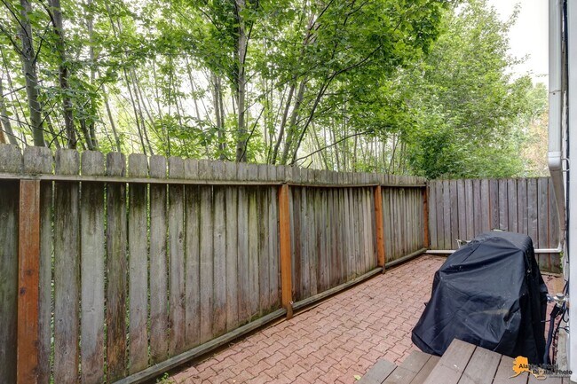 Building Photo - Modern 4-Bedroom Townhome in Desirable Sou...
