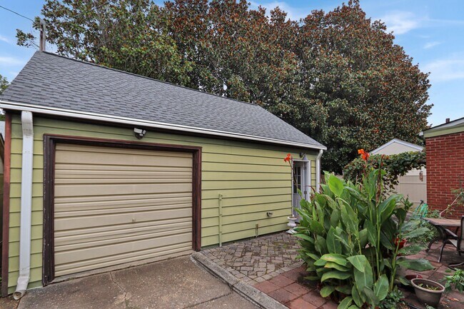 Building Photo - Beautiful Waterview Home on Chesapeake Ave...